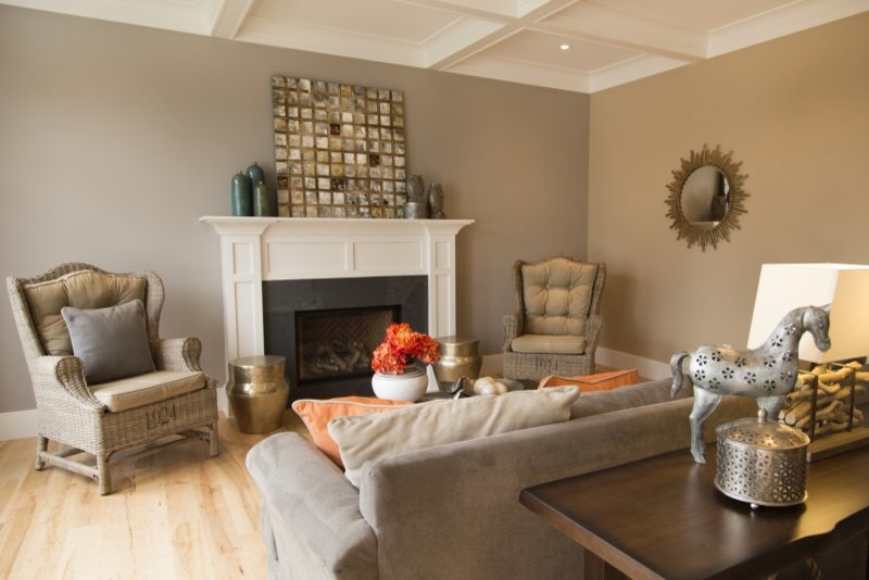 Стильный дизайн: огромная открытая гостиная комната в стиле неоклассика (современная классика) с серыми стенами, светлым паркетным полом, стандартным камином и фасадом камина из дерева без телевизора - последний тренд