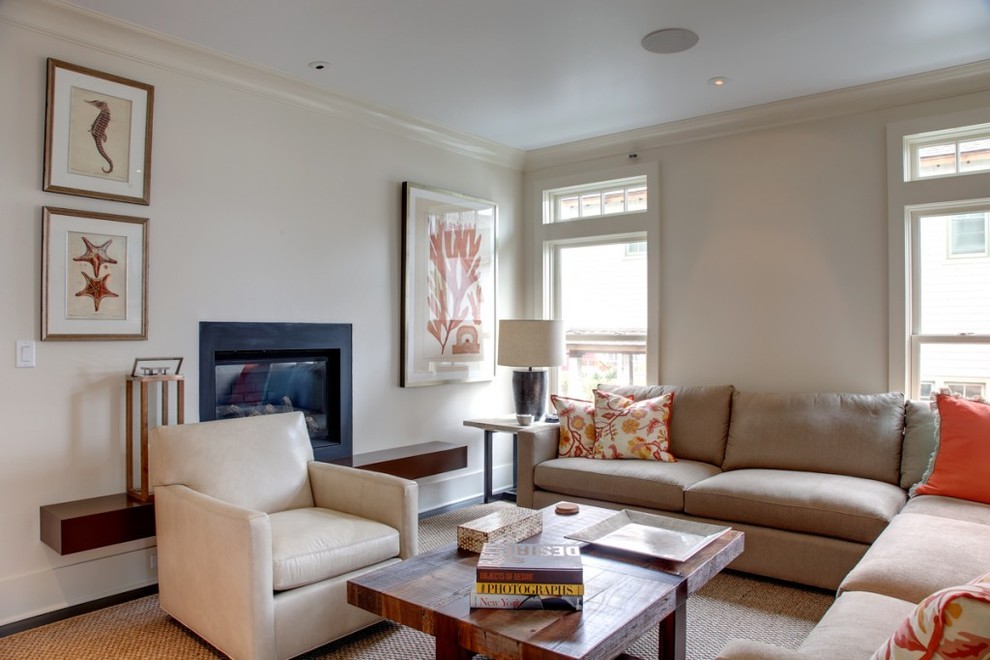 Fernseherloses Maritimes Wohnzimmer mit weißer Wandfarbe, dunklem Holzboden und Kamin in New York