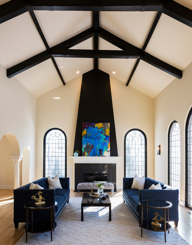 Свежая идея для дизайна: гостиная комната в стиле неоклассика (современная классика) с бежевыми стенами, паркетным полом среднего тона, стандартным камином, коричневым полом и акцентной стеной - отличное фото интерьера