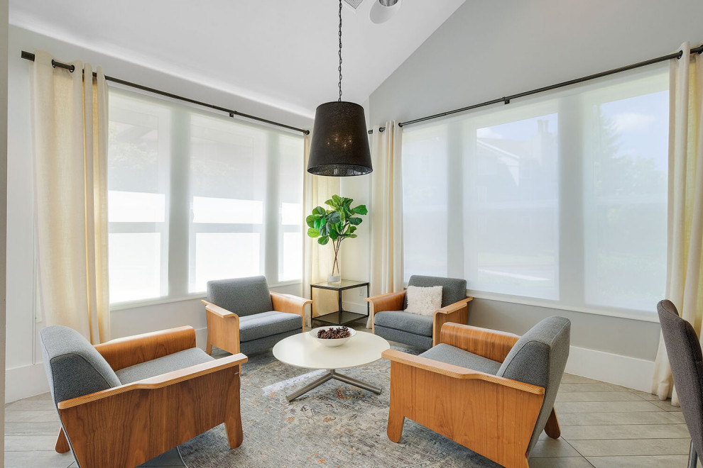 Идея дизайна: парадная, открытая гостиная комната среднего размера в современном стиле с серыми стенами и серым полом