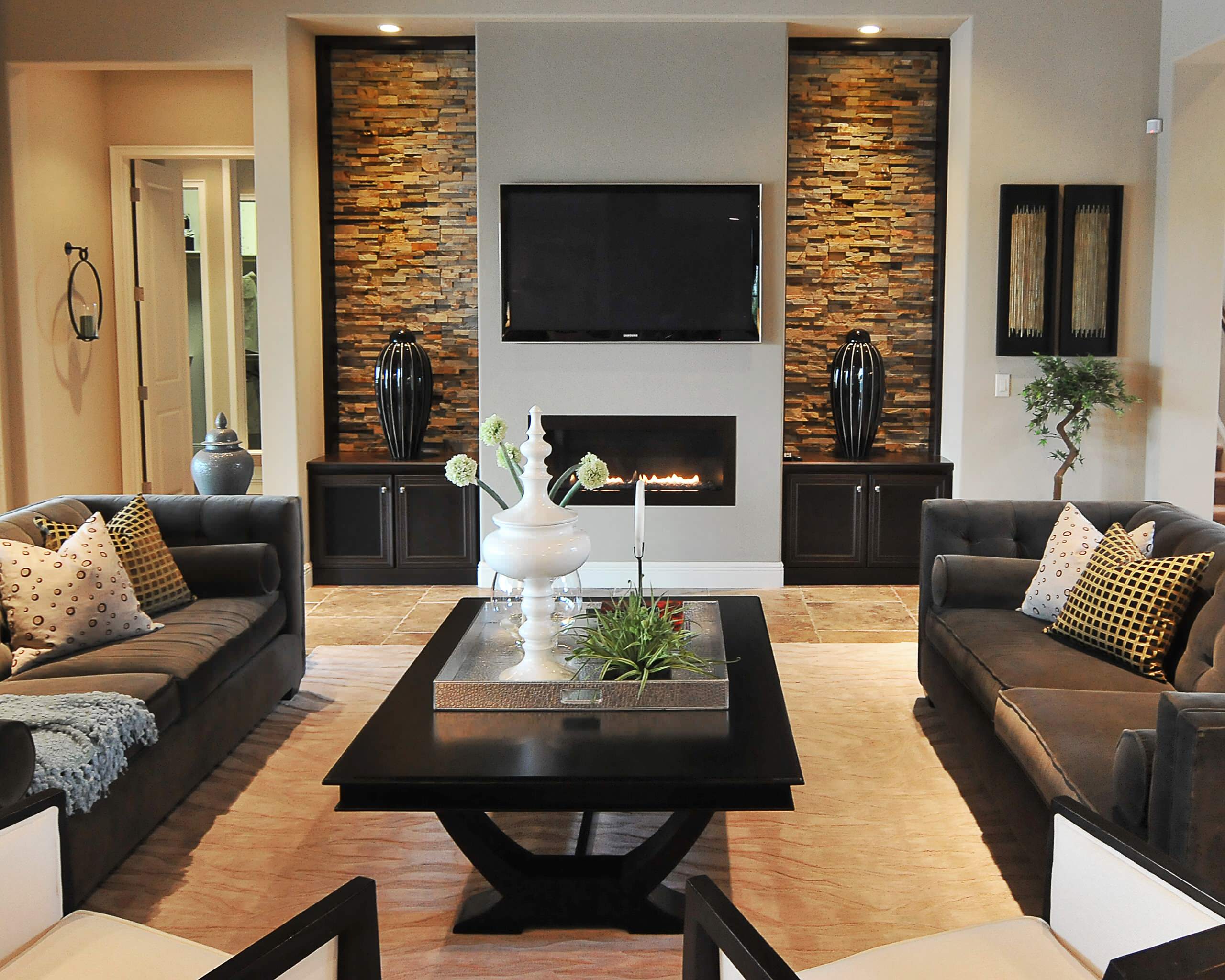Дизайн оформление гостиной. Современная гостиная с камином. Гостиная в современном стиле. Камины в интерьере гостиной. Камин в современном интерьере.