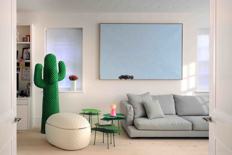 Idéer för ett minimalistiskt separat vardagsrum, med ett finrum, vita väggar och ljust trägolv