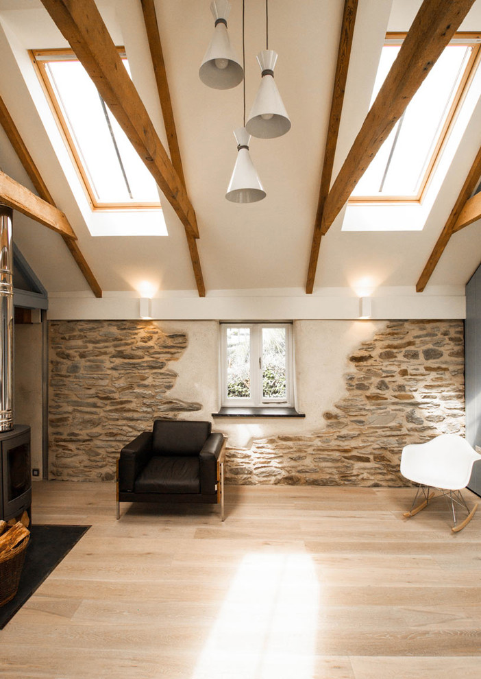 Immagine di un piccolo soggiorno contemporaneo stile loft con pareti bianche, parquet chiaro e stufa a legna