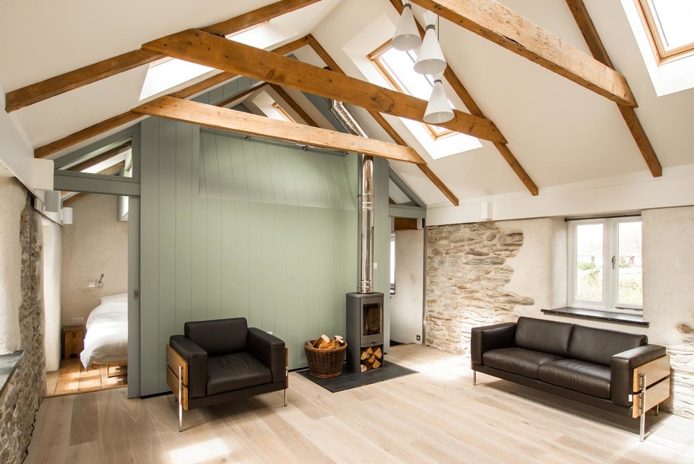 Idee per un piccolo soggiorno contemporaneo stile loft con sala formale, pareti bianche, parquet chiaro e stufa a legna