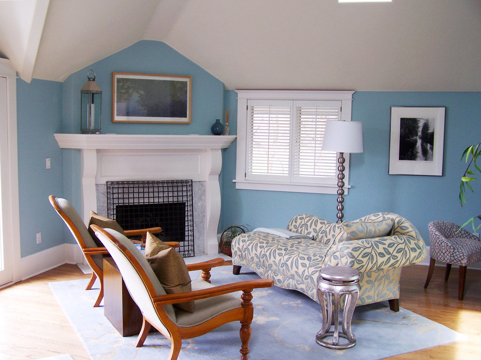 Idee per un soggiorno contemporaneo di medie dimensioni con pareti blu e camino ad angolo
