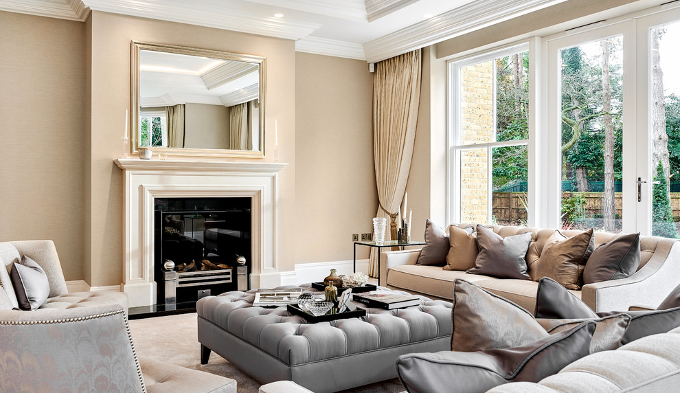 Mittelgroßes, Repräsentatives, Fernseherloses, Abgetrenntes Modernes Wohnzimmer mit beiger Wandfarbe, Teppichboden, Kamin und verputzter Kaminumrandung in Hampshire