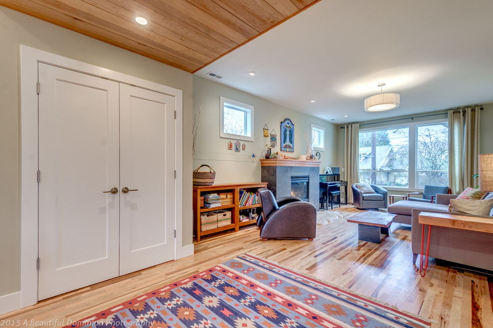 Mittelgroßes, Offenes Klassisches Wohnzimmer mit beiger Wandfarbe, hellem Holzboden und Kamin in Portland