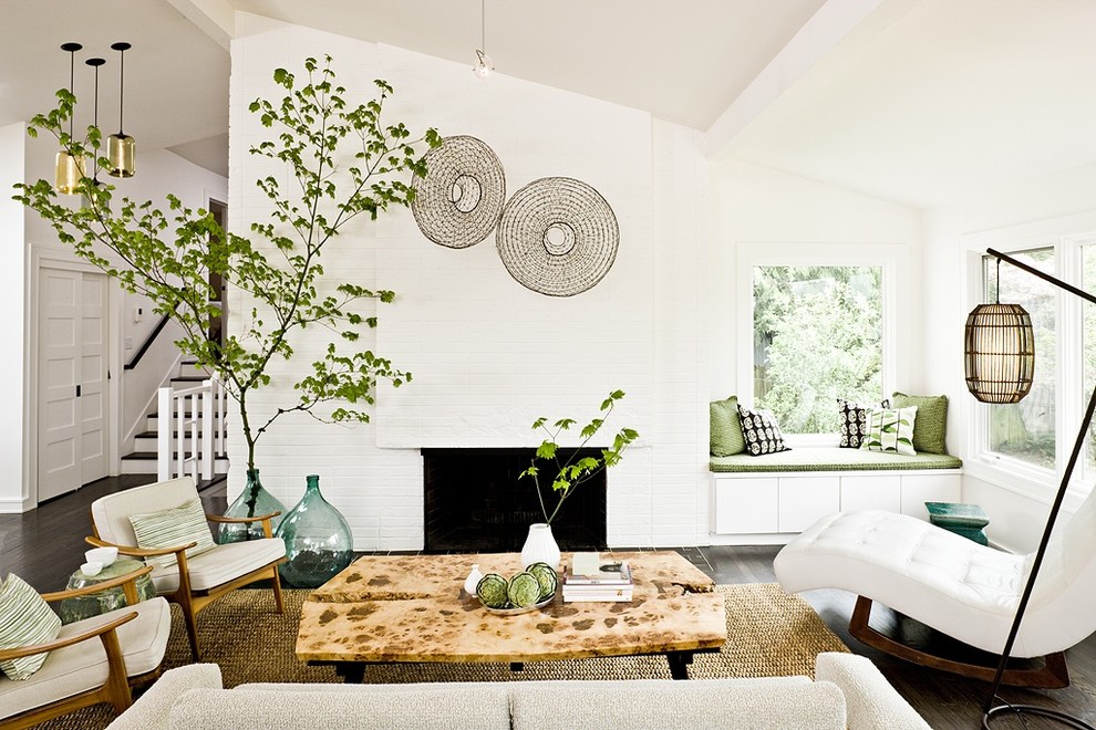 Cette image montre un salon traditionnel avec un mur blanc, une cheminée standard et un escalier.