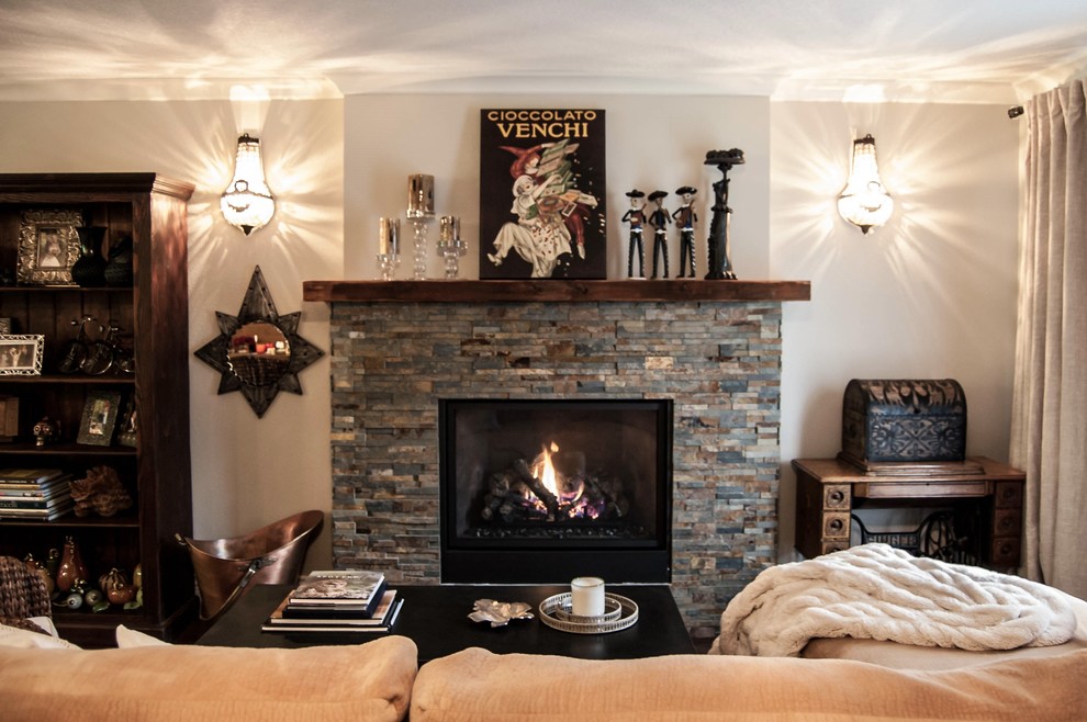 サンフランシスコにある高級な小さなラスティックスタイルのおしゃれなLDK (白い壁、濃色無垢フローリング、標準型暖炉、タイルの暖炉まわり、茶色い床) の写真