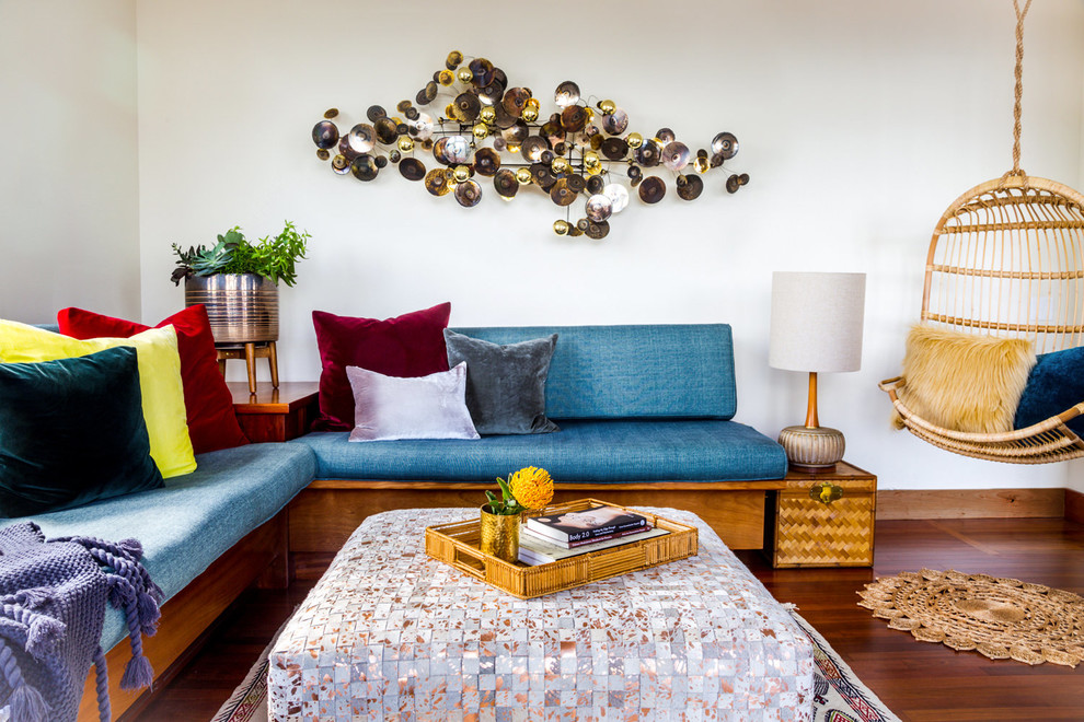 Esempio di un soggiorno minimalista con pareti bianche e pavimento in legno massello medio