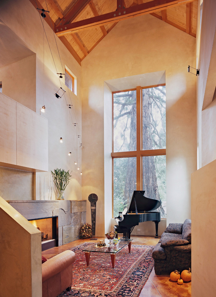 Идея дизайна: открытая гостиная комната среднего размера в современном стиле с музыкальной комнатой, бежевыми стенами, бетонным полом, стандартным камином, фасадом камина из камня и красным полом