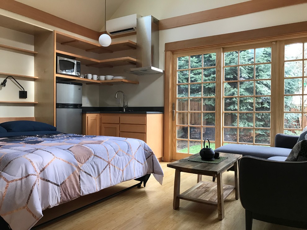 Пример оригинального дизайна: маленькая открытая гостиная комната в восточном стиле с белыми стенами и полом из бамбука для на участке и в саду