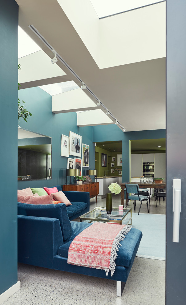 Example of an eclectic living room design in Dublin with blue walls