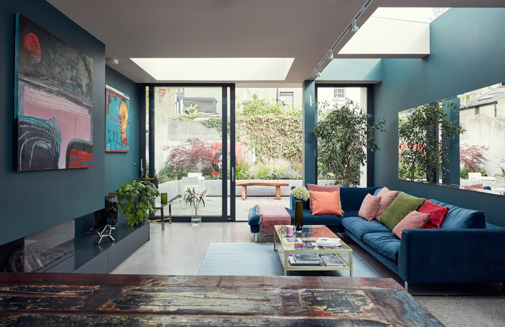 Immagine di un soggiorno eclettico con pareti blu, camino lineare Ribbon e pavimento grigio