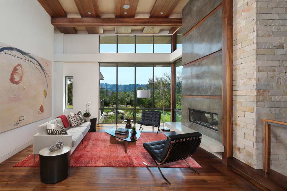 Diseño de salón para visitas minimalista con paredes blancas, suelo de madera oscura y chimenea lineal