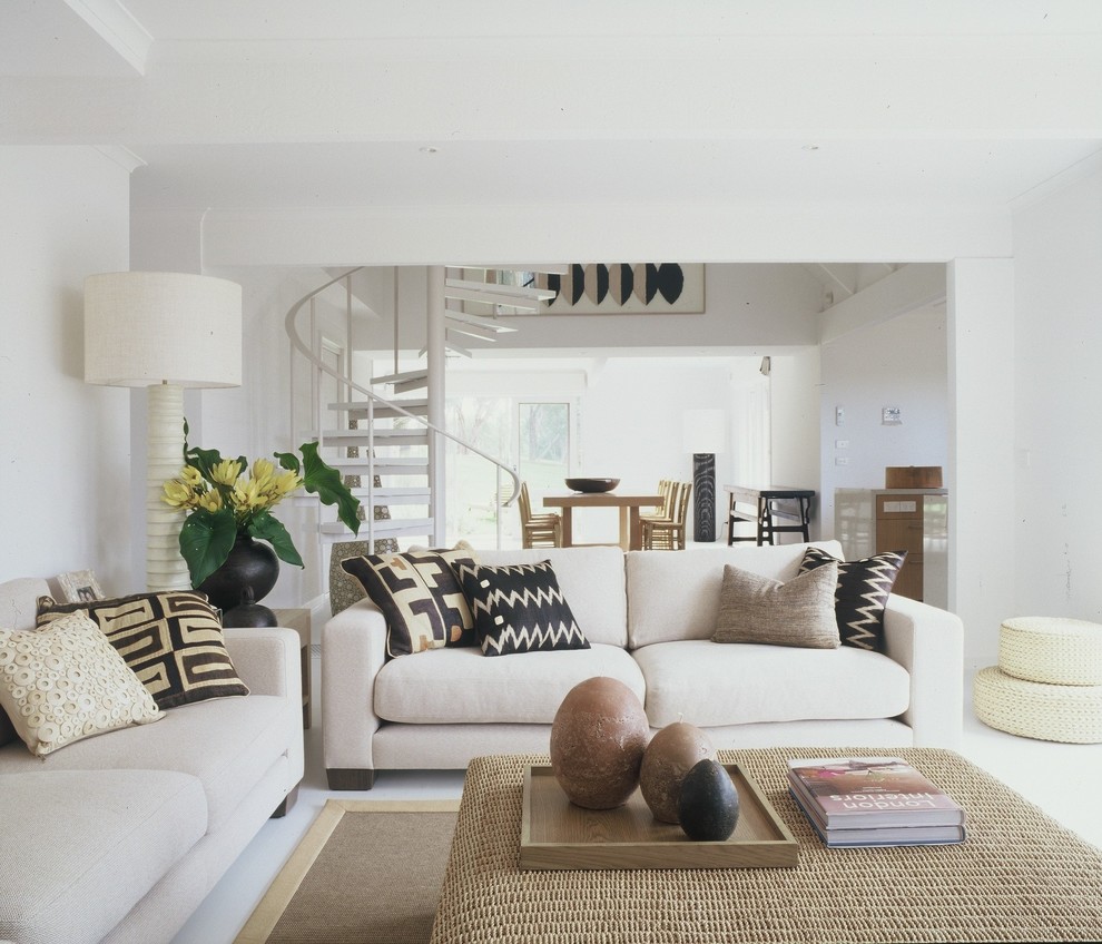 Diseño de salón para visitas abierto minimalista pequeño sin chimenea con paredes blancas, suelo de baldosas de cerámica y televisor independiente