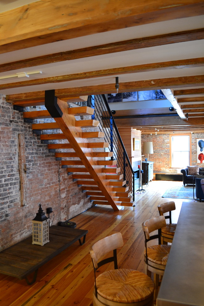 Пример оригинального дизайна: парадная, двухуровневая гостиная комната среднего размера в стиле кантри с коричневыми стенами, паркетным полом среднего тона и коричневым полом без камина, телевизора