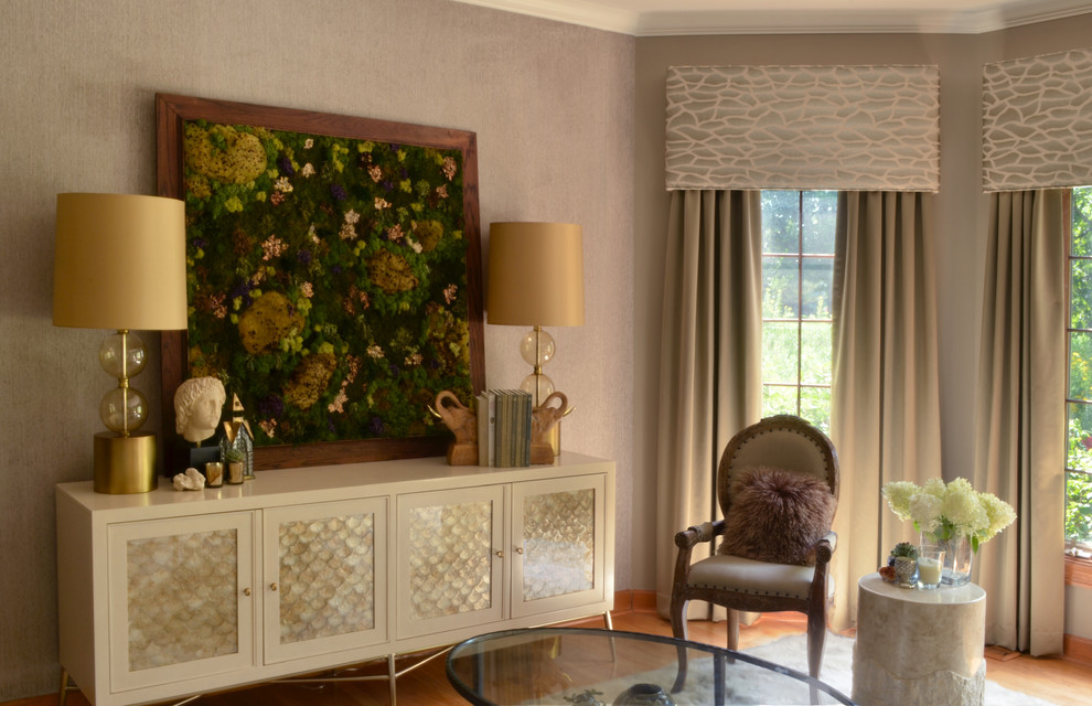 Foto di un soggiorno tradizionale aperto con pareti beige, parquet chiaro e nessuna TV
