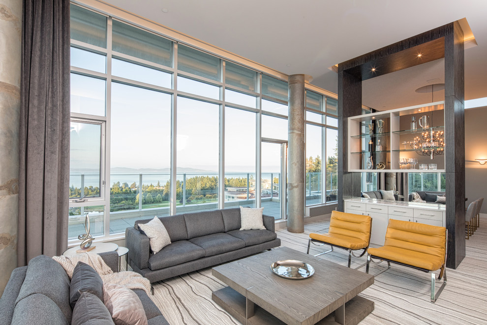 Offenes Modernes Wohnzimmer mit grauer Wandfarbe, Teppichboden und grauem Boden in Vancouver