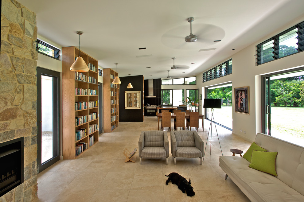 Großes, Offenes Modernes Wohnzimmer mit beiger Wandfarbe, Travertin, Kamin und Kaminumrandung aus Stein in Sydney