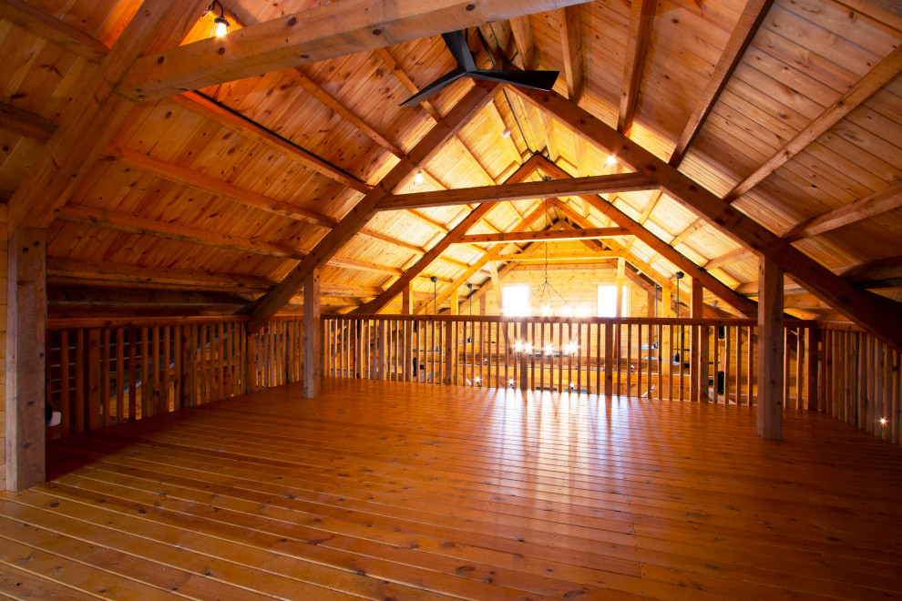 Ejemplo de salón abierto de estilo de casa de campo grande sin chimenea con paredes marrones, suelo de madera oscura y suelo multicolor