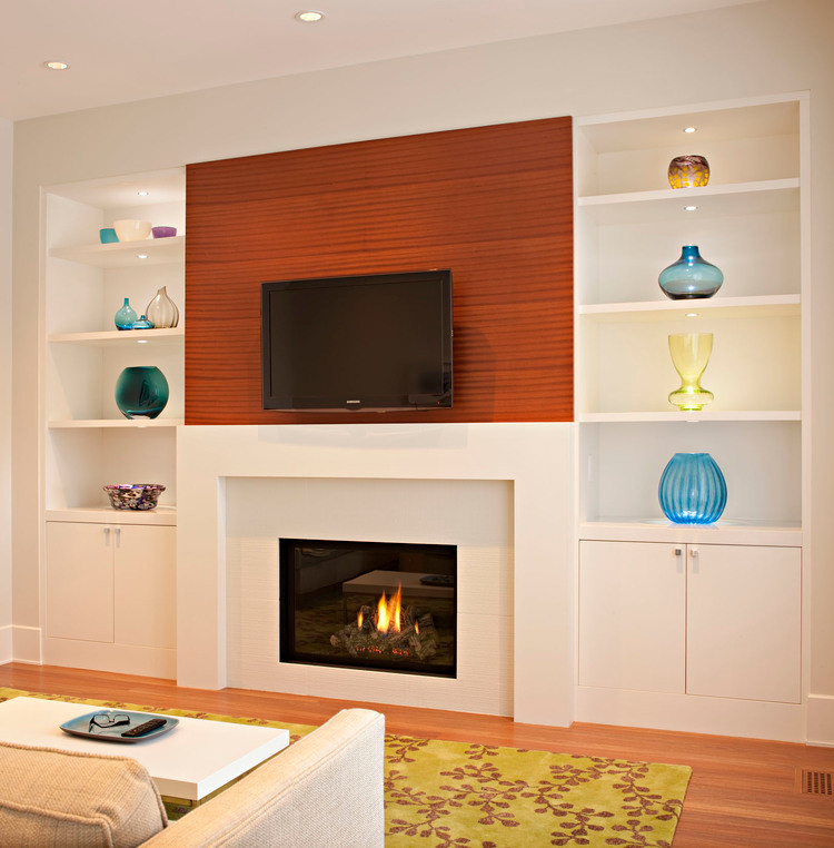 Пример оригинального дизайна: огромная парадная, изолированная гостиная комната в современном стиле с белыми стенами, светлым паркетным полом, стандартным камином, фасадом камина из дерева и телевизором на стене