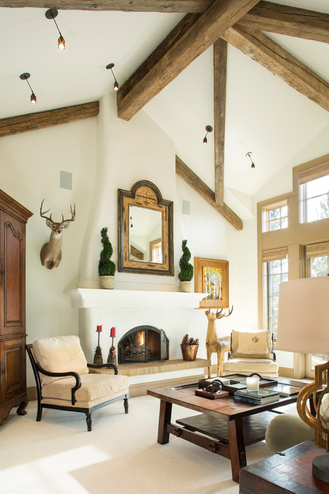 Immagine di un soggiorno stile rurale con sala formale, pareti bianche, moquette e camino classico