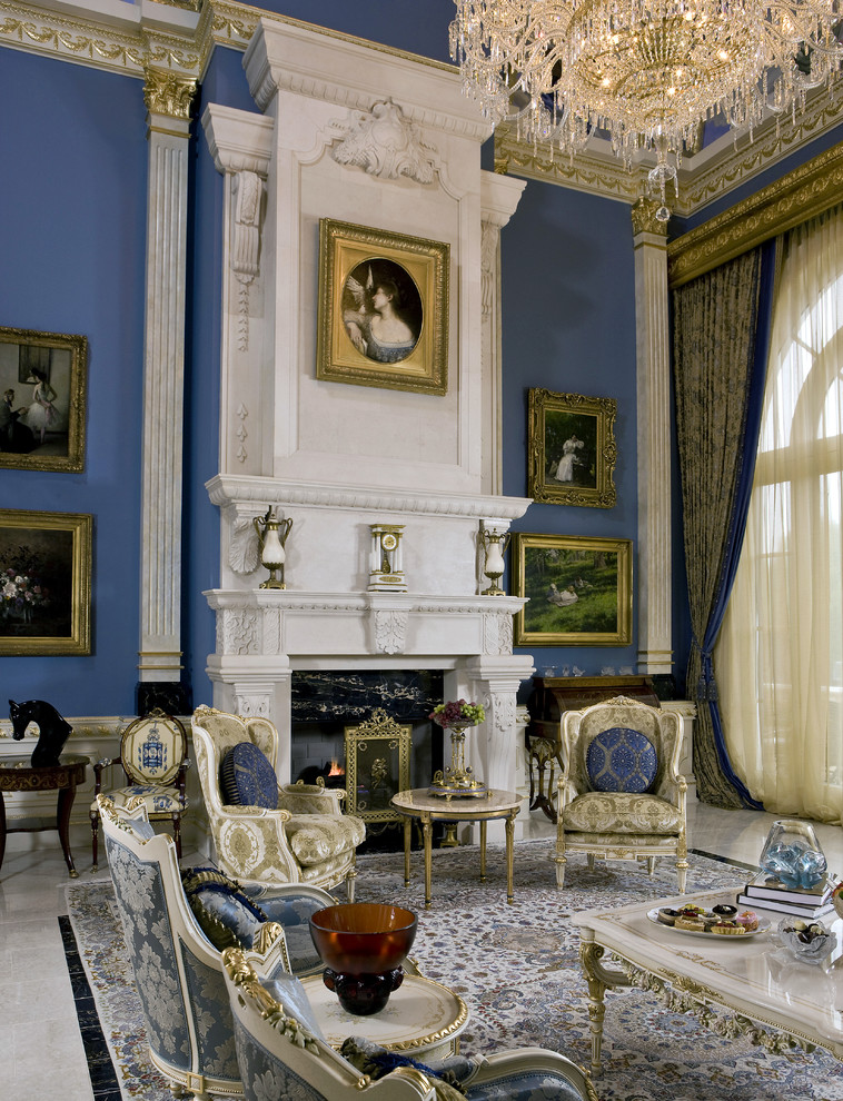 На фото: огромная парадная, открытая гостиная комната в классическом стиле с синими стенами, мраморным полом, стандартным камином и фасадом камина из камня без телевизора с