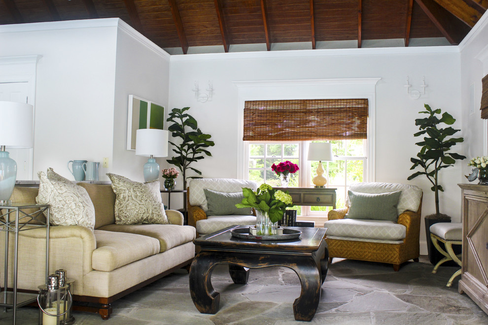 Пример оригинального дизайна: открытая гостиная комната среднего размера в морском стиле с белыми стенами, бетонным полом, телевизором на стене и серым полом
