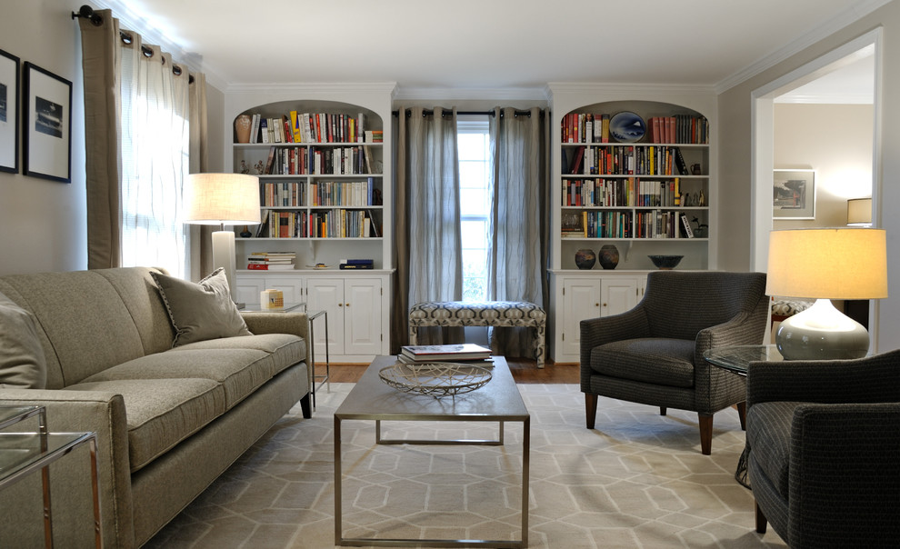 Esempio di un soggiorno classico di medie dimensioni con libreria, pareti beige, parquet scuro e pavimento marrone