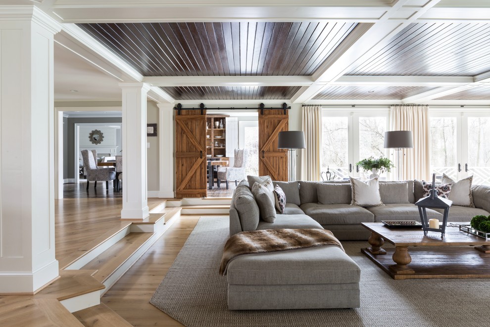 Idéer för ett klassiskt vardagsrum, med mellanmörkt trägolv och brunt golv