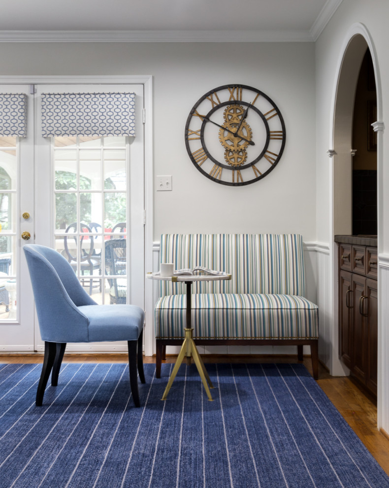 Стильный дизайн: изолированная гостиная комната среднего размера в стиле неоклассика (современная классика) с серыми стенами, светлым паркетным полом, стандартным камином, фасадом камина из кирпича, отдельно стоящим телевизором и синим полом - последний тренд