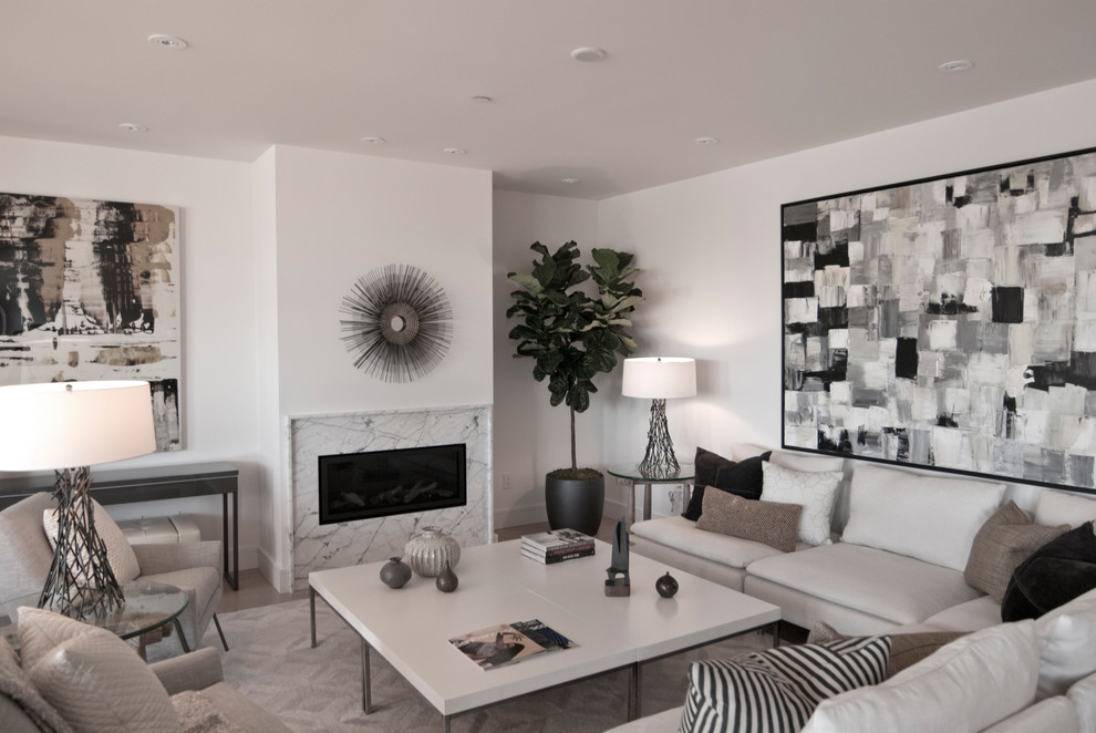 Пример оригинального дизайна: открытая гостиная комната среднего размера в современном стиле с белыми стенами, светлым паркетным полом и фасадом камина из камня без телевизора