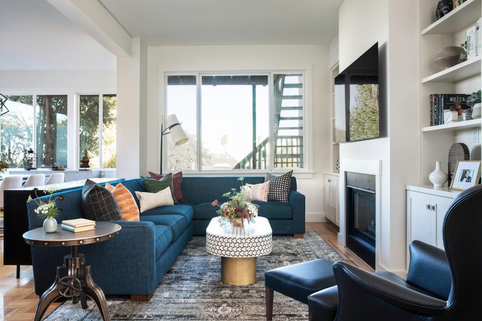 Offenes Modernes Wohnzimmer mit weißer Wandfarbe, braunem Holzboden, Kamin, TV-Wand und braunem Boden in San Francisco