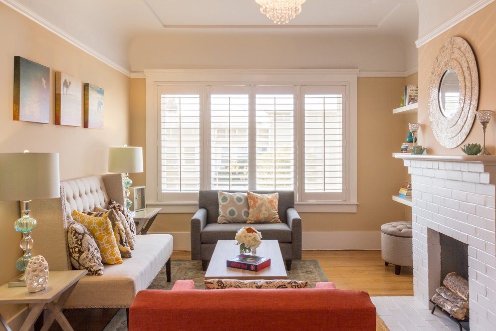 Foto di un soggiorno classico con pareti arancioni e parquet chiaro