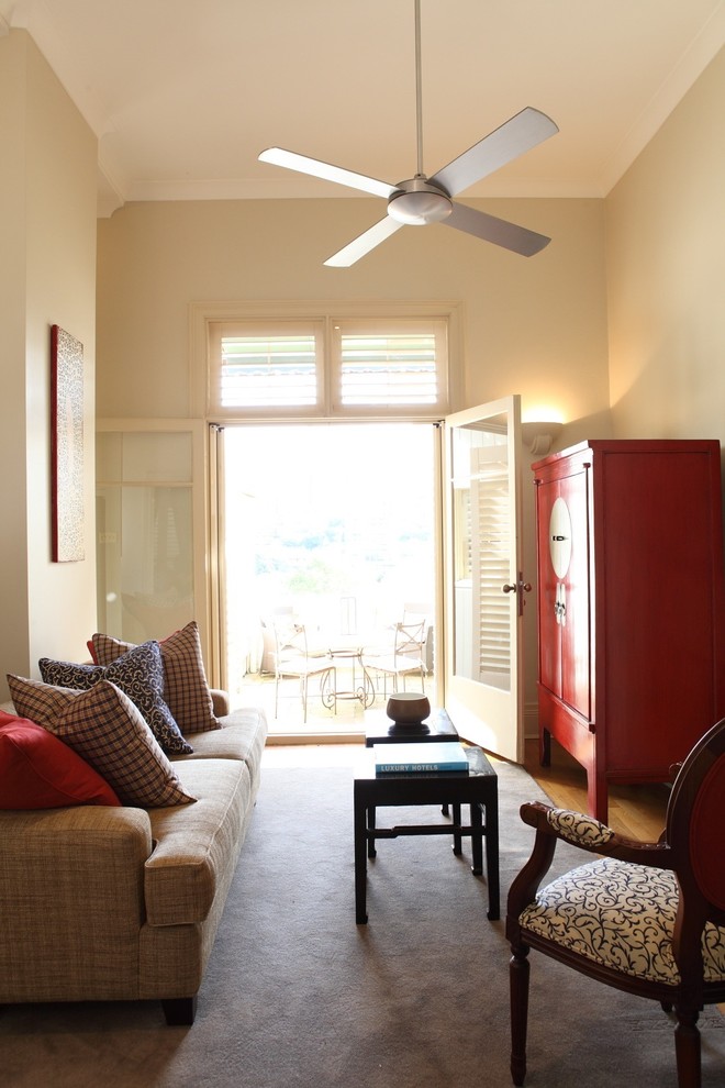 Mittelgroßes, Abgetrenntes Modernes Wohnzimmer mit beiger Wandfarbe und braunem Holzboden in Sydney