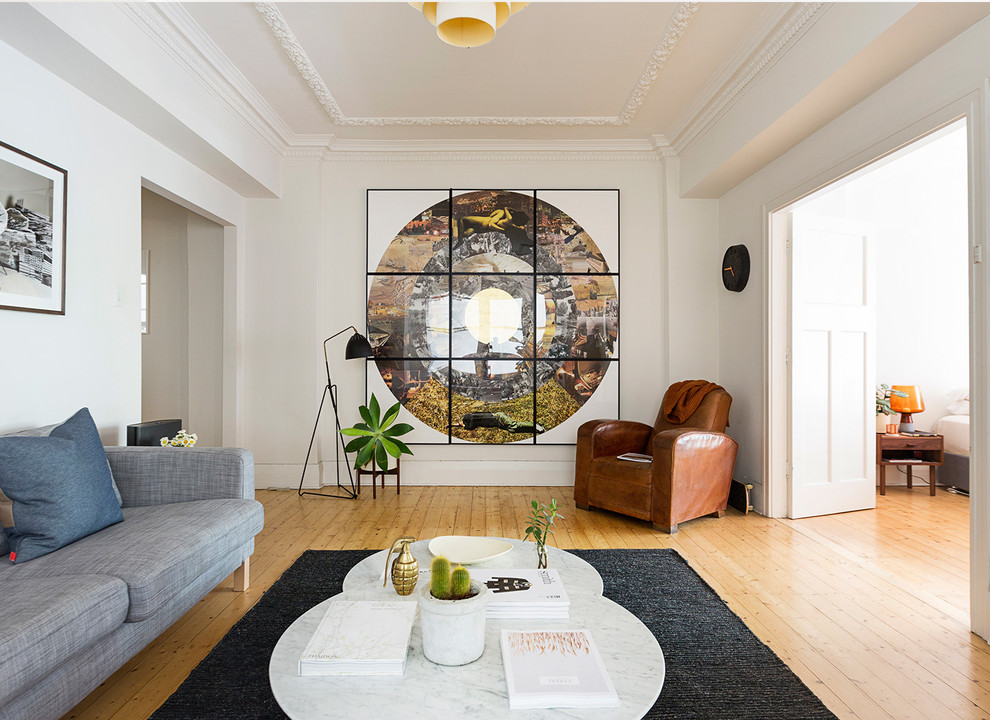 Immagine di un soggiorno scandinavo di medie dimensioni con sala formale, pareti bianche e parquet chiaro