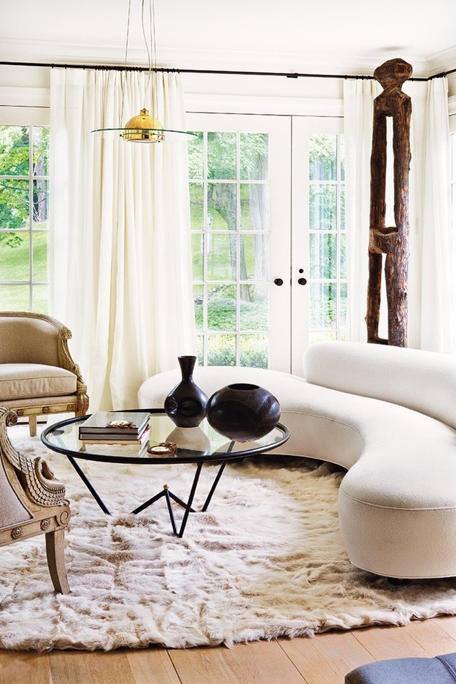 Inspiration för ett mellanstort vintage separat vardagsrum, med vita väggar, ljust trägolv och brunt golv