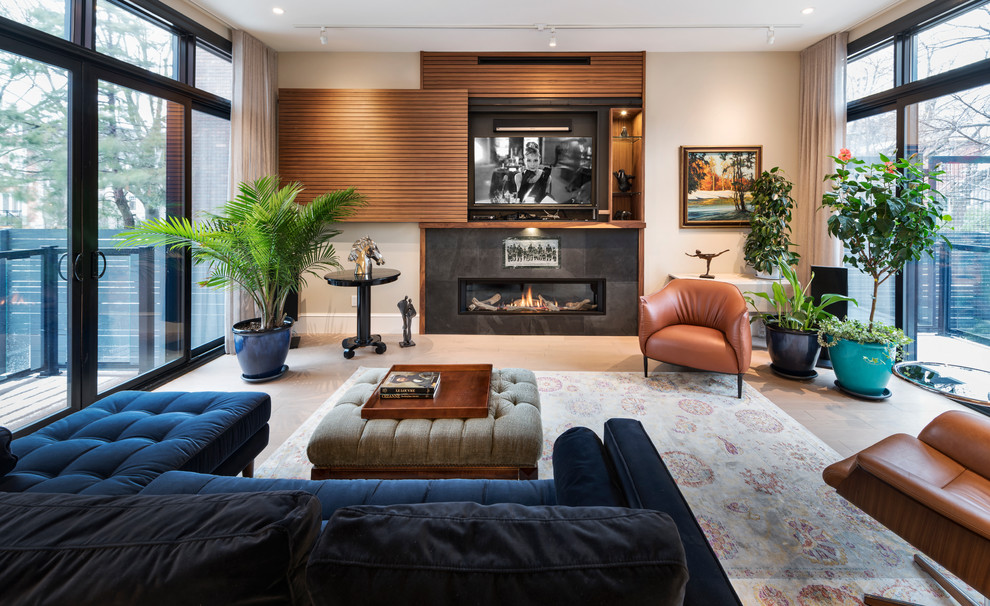 Modernes Wohnzimmer mit beiger Wandfarbe, Gaskamin, gefliester Kaminumrandung, verstecktem TV und beigem Boden in Ottawa