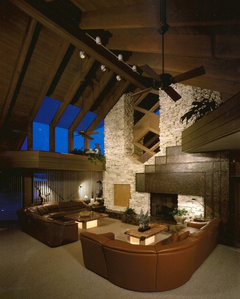 Exemple d'un grand salon tendance fermé avec une salle de réception, moquette, une cheminée standard, un manteau de cheminée en pierre et aucun téléviseur.