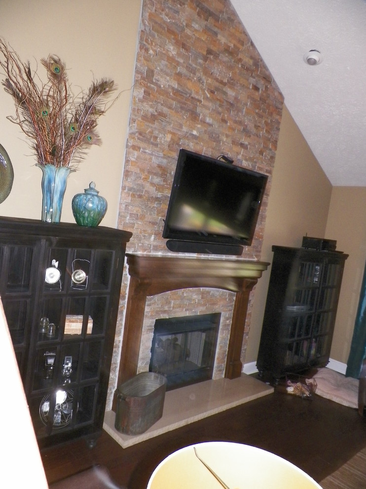 На фото: большая открытая гостиная комната в стиле неоклассика (современная классика) с коричневыми стенами, темным паркетным полом, горизонтальным камином, фасадом камина из камня и телевизором на стене