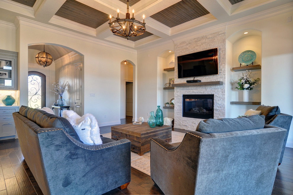 Großes, Offenes Klassisches Wohnzimmer mit beiger Wandfarbe und braunem Holzboden in Dallas