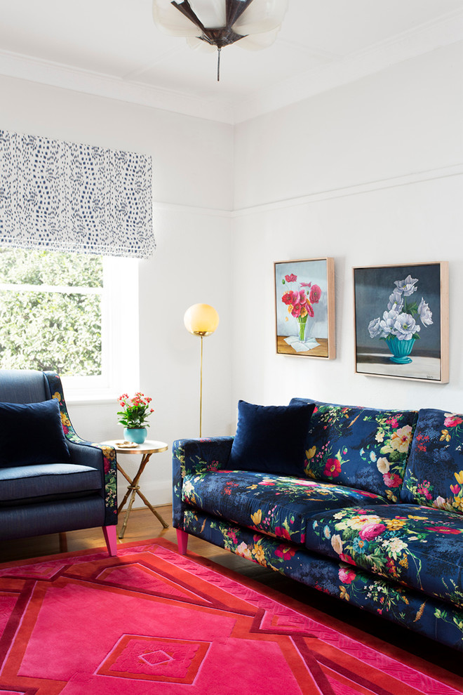 Kleines, Repräsentatives, Fernseherloses, Abgetrenntes Stilmix Wohnzimmer mit weißer Wandfarbe und braunem Holzboden in Melbourne