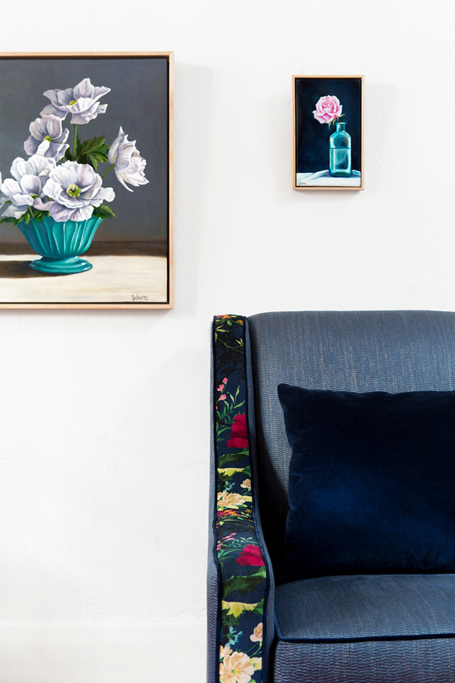 Kleines, Repräsentatives, Fernseherloses, Abgetrenntes Stilmix Wohnzimmer mit weißer Wandfarbe und braunem Holzboden in Melbourne