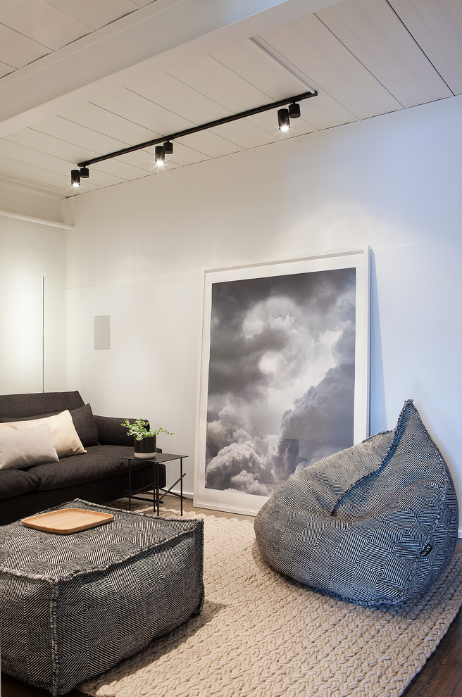 Inspiration för moderna separata vardagsrum, med vita väggar, mörkt trägolv och en väggmonterad TV