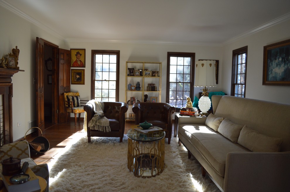 Cette photo montre un salon éclectique de taille moyenne et fermé avec un mur beige, un sol en bois brun, une cheminée standard et un manteau de cheminée en bois.