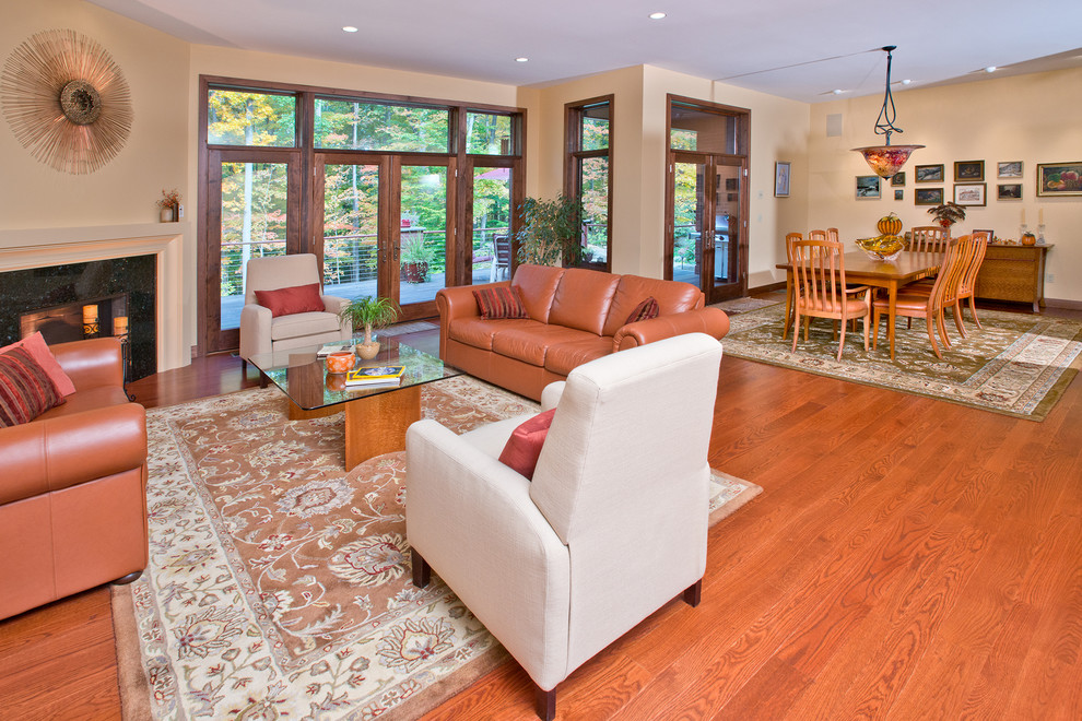 Foto di un grande soggiorno american style con pareti beige e pavimento in legno massello medio