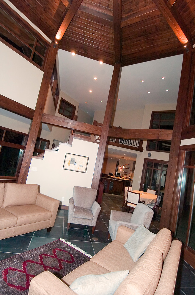 Foto di un soggiorno minimal di medie dimensioni e chiuso con pareti beige