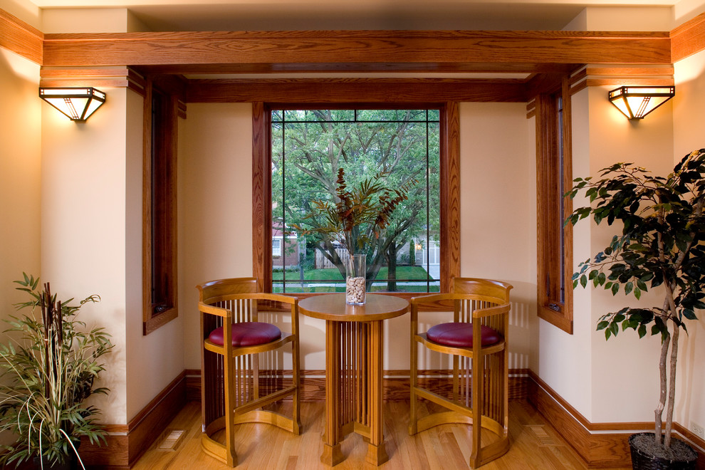 Ispirazione per un piccolo soggiorno stile americano con pareti beige e pavimento in legno massello medio