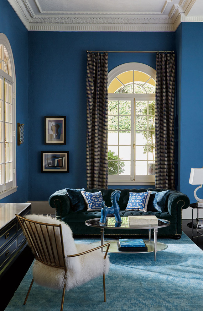 Стильный дизайн: большая парадная, открытая гостиная комната:: освещение в стиле фьюжн с синими стенами, темным паркетным полом и коричневым полом без камина, телевизора - последний тренд